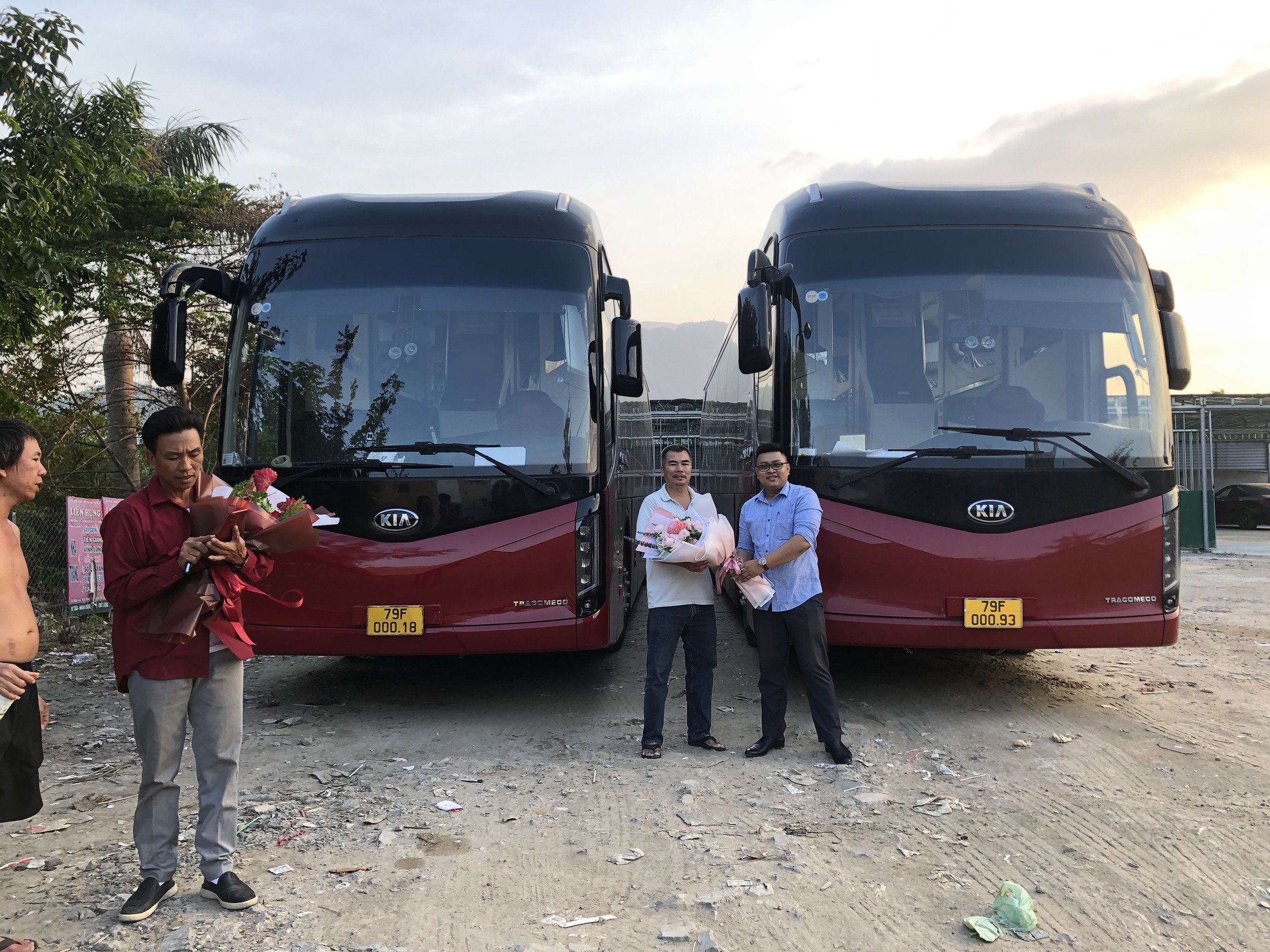 HÌNH ẢNH KHÁCH HÀNG MUA XE 